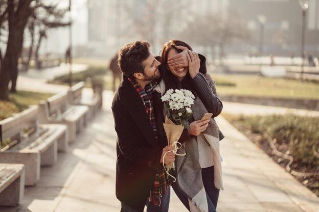 Couple dating on Valentine's day/ Gives her butterflies